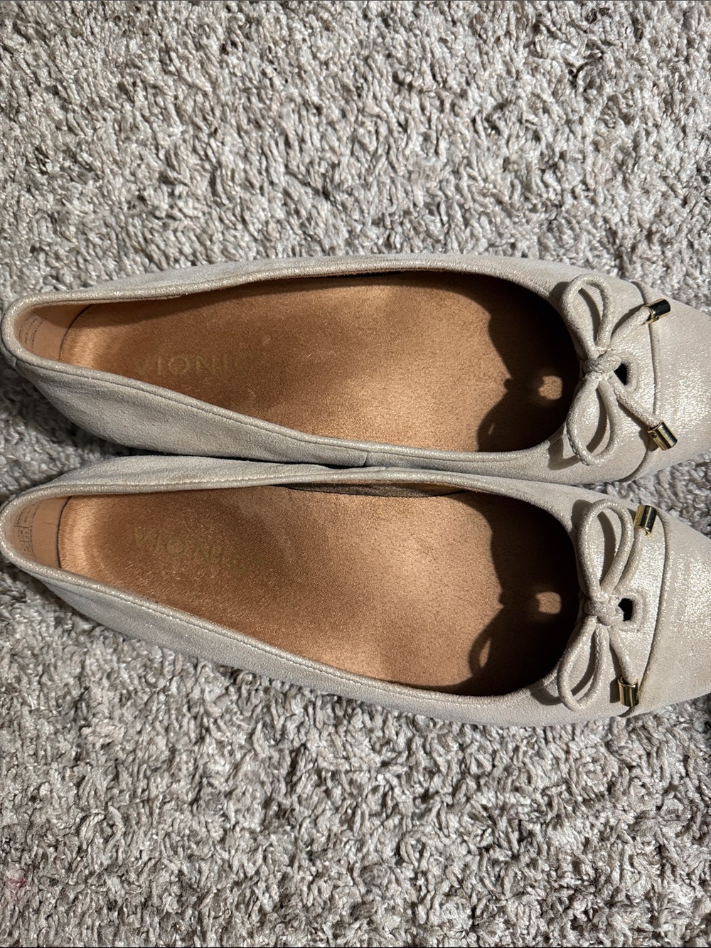 Vionic Light Cream Ballet Flats with Bow and Gold Accents